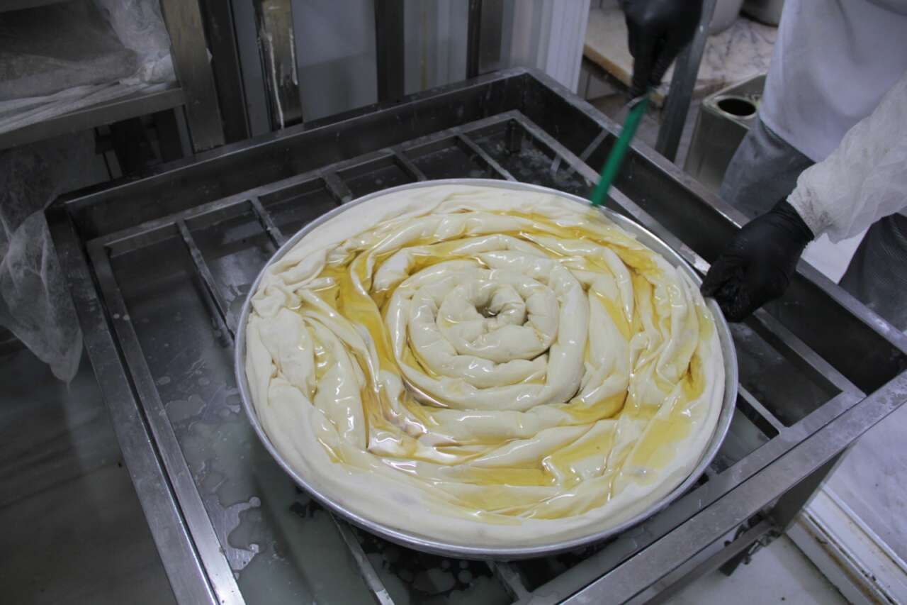 Muğla’nın Geleneksel Lezzeti: Saraylı Tatlısı Özlem Pastaneleri ile Türkiye’ye Ulaşıyor 8